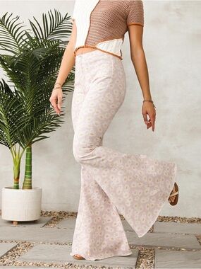 Daisy Print Flared Pants in Light Pink